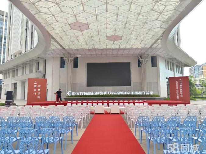 仓库直租舞台搭建一站式服务 从桁架喷绘到灯光音响全线覆盖